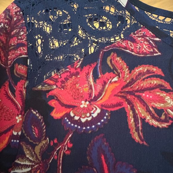 Van Heusen Floral Crochet Blouse. Size M. - Picture 3 of 10